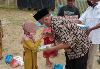 Tarmizi Daud Anggota DPRK Aceh Timur Bagikan Sembako Untuk Anak Yatim 