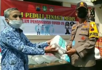 Kapolresta Solo Kombes Pol Andy Rifai bersama Direktur RS Dr. Moewardi Dr. Cahyono Hadi saat serah terima bantuan Alat Pelindung Diri (APD) untuk menunjang perlengkapan tenaga medis dalam upaya penanganan Covid-19.