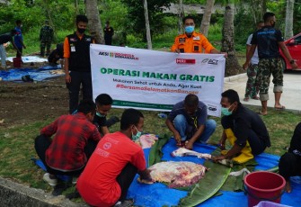 Tim Humanity Food Truck sedang memotong sapi yang akan di masak untuk disantap oleh tim relawan dan tim medis serta petugas keamanan dan Pasien Covid-19 di RS Khusus Infeksi Covid-19 di Pulau Galang Kota Batam Kepri