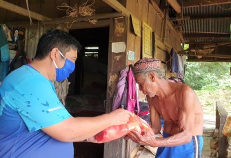Chaidir Syam Terus Bergerak Bagikan Sembako ke Warga Maros di Tengah Wabah Covid-19