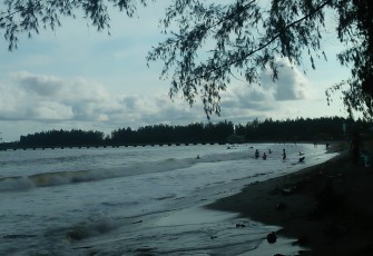 Kondisi pantai Pulo Sarok Singkil sepi pengunjung.