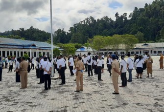 ASN dan Honorer di Lingkup Pemda Raja Ampat Lakukan Pemeriksaan Suhu Sekaligus Cek Kehadiran.