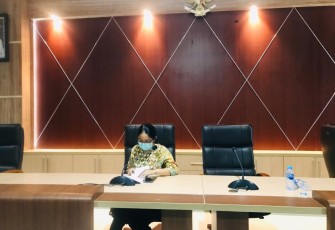 dr Rosenda saat press conference di Aula Wayag Kantor Bupati Raja Ampat Kamis (23/04/2020).
