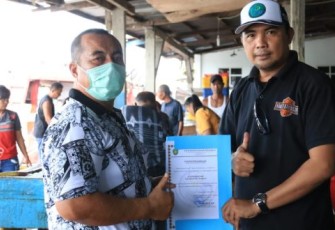 Kepala Dinas Kelautan Perikanan Kota Bengkulu Syafriandi Serahkan Piagam Pada Nelayan