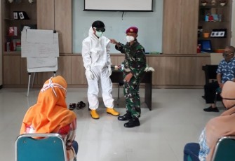 Tim Kesehatan RSD Wisma Atlet Kunjungi Sekolah Dwituna Rawinala