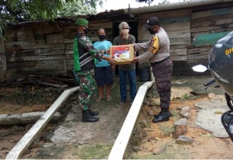 Baninsa Tanjung Riau dan Babinkamtibmas Kelurahan Tanjung Riau saat membagikan sembako di salah satu rumah warga