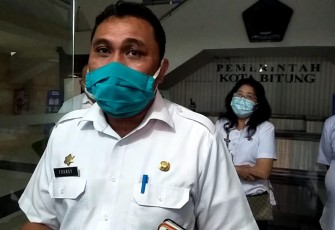 Juru bicara gugus tugas Covid-19 Bitung Franki Ladi gelar konferensi pers