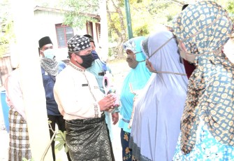 Wakil Bupati Lingga Bagikan Paket Sembako di Desa Tanjur Biru dan Desa Suak Buaya