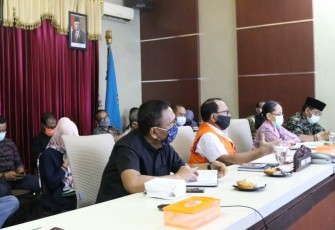 Bupati Blitar Rijanto (pakai rompi oranye) didampingi sejumlah jajarannya saat telekonferensi. (foto : crew Klikwarta.com)