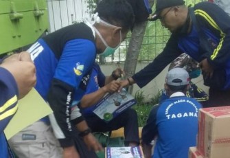 Personel Taruna Siaga Bencana Kota Bengkulu Berikan Sembako Bagi Warga Terdampak Covid-19 
