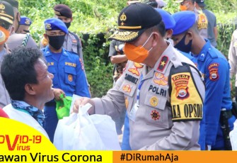 Kapolda Bengkulu Irjen Pol Drs. Supratman MH saat memberikan sembako ke salah seorang warga