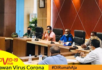  Pemkab Raja Ampat mengadakan rapat bersama Tim Satgas Covid-19 Raja Ampat di Aula Wayag Kantor Bupati
