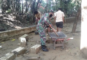 Perbaikan talud untuk menahan luapan air sungai 