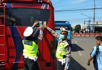 Satlantas Intensif Beri Imbauan Pada Masyarakat Cegah Covid-19 