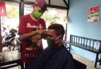 Tukang Cukur pun Dapatkan Berkah Dari TMMD Reguler Pekalongan