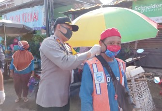 Kapolres Batang AKBP Abdul Waras Begikan Masker Pada Warga 