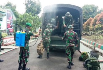 Prajurit Yonif 407 Disemprot Disinfektan