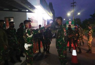 Prajurit Yonif 405 Dicek Suhu Tubuhnya