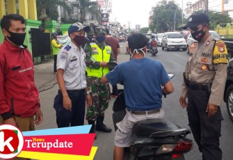 Babinsa 02/Pondok Gede Bantu Pelaksanaan PSBB Lokal Bersama 3 Pilar di Kelurahan Jati Waringin