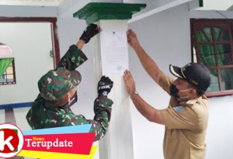 Lurah kakenturan dua bersama Babinsa tempelkan maklumat Kapolri