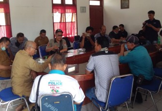 Wartawan saat mewawancarai Kepala Dinsos Batu Bara
