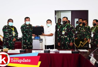 Kepala Staf Kepresidenan Serahkan 5 Set Alkes USG Paru-Paru