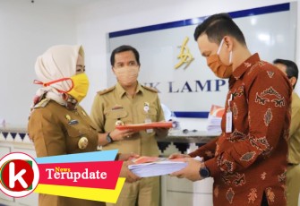 Penyerahan bantuan secara simbolis oleh Bupati