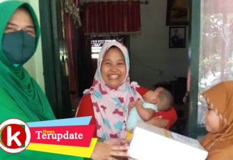 Ketua Persit Cabang LXII Kodim 1310 Berikan Bantuan Kebutuhan Gizi Anak dan Perempuan Rentan Terdampak Covid-19
