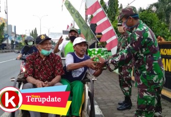 Anggota Kodim Batang Cegat Pengguna Jalan Bagikan Nasi Kotak 