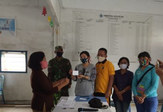 Lansia Kelurahan Pateten dua di saksikan lurah dan babinsa serta bhabinkamtibmas terima bantuan sosial tunai yang di serahkan oleh dinsos