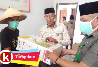 Pemneg Luhu Serahkan Bantuan