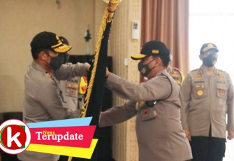 Penyerahan Pataka Polda Kepri Seligi Sakti Marwah Negeri dari Irjen Pol Andap Budhi Revianto S.IK MH kepada Irjen Pol Dr Aris Budiman M.Si