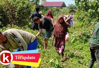 Warga Desa Kayu Menang Aceh Singkil mengikuti kegiatan padat karya tunai yang dilaksanakan didesanya.