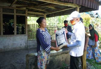 Bupati Bengkulu Selatan Gusnan Mulyadi Bagikan Langsung Bantuan Cadangan Beras Pemerintah Door to Door 