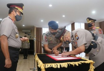 Kapolda Kepri Irjen Pol Dr Aris Budiman M.Si saksikan penandatanganan naskah integritas jabatan Wakapolda Kepri oleh Kombes Pol Drs Dermawan M.Si
