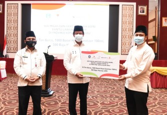 SKK Migas–KKKS Kepri dalam hal ini diwakili oleh Plt Kadis ESDM Hemdri Kurniadi S. STP M.Si. memberikan bantuan yang diterima langsung oleh Sekda DR. H. T.S. Arif Fadillah S.Sos M.Si
