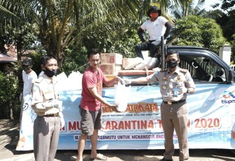 Kepala Stasiun KIPM Bengkulu Ardinan Pribadi SSt Pi Dan Jajaran Saat Memberikan Bantuan Baksos Kepada Masyarakat Bengkulu