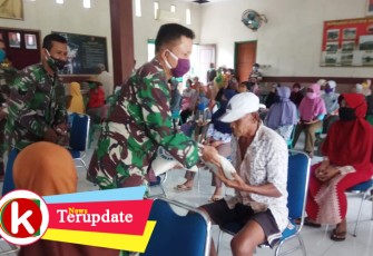 Kodim 0736/Batang Bagikan Zakat ke Warga Tidak Mampu Terdampak Covid-19