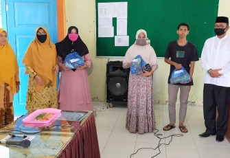 SMAN 2 Lhokseumawe Berbagi Paket Sembako Kepada Warga Sekitar