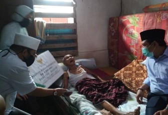 Wali Kota Bengkulu Helmi Hasan Salurkan Bantuan Dari Baznas Kota Bengkulu Untuk Dua Warganya Yang Sedang Sakit 