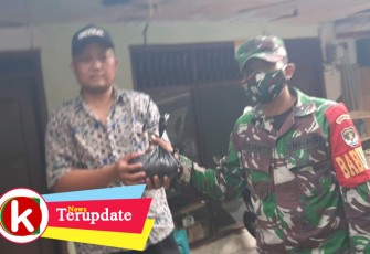 Babinsa Koramil 07/Kembangan Salurkan 125 Paket Beras ATM Si Komandan di Kembangan Utara
