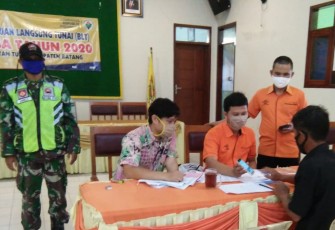 Babinsa Dampingi Pembagian BLT Sembako dari Provinsi Jateng
