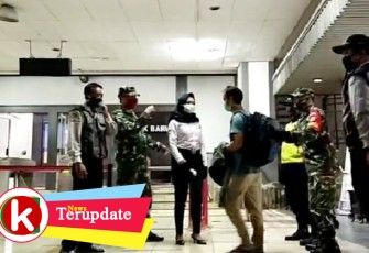 Serma Santoso Sterilisasi dan Pengecekan Suhu Penumpang di Stasiun Depok Baru