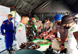 Dandim 1310/Bitung dan Kapolres Bitung Bantu Siapkan Nasi Kotak di Dapur Lapangan