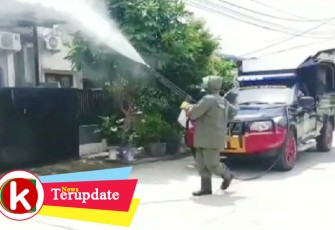 Personel Satbrimob Polda Kepri saat Lakukan Penyemprotan Disinfektan di Perumahan Graha Nusa Batam
