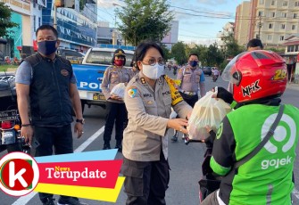 Kabid Propam Polda Sulut berbagi bingkisan dan takjil kepada ojol