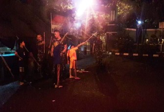 Kasdim Brebes Ajak Anak Anggota Tak Mudik Lebaran Bermain Roman Candles