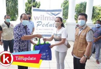 PT.Multi Nabati Sulawesi (MNS) bersama walikota Bitung saat salurkan bantuan secara simbolis