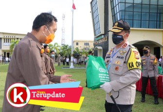 Polda Bengkulu bagikan 500 paket sembako kepada PC. FSPPP-SPSI Kabupaten Bengkulu Tengah. Foto: Tribratanewsbengkulu.com