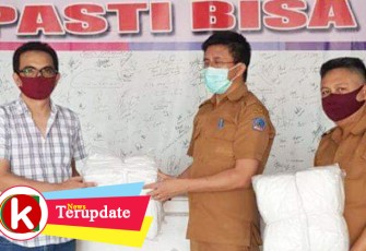 Ketua KPU Desly Sumampouw Serahkan APD ke RSUD Bitung